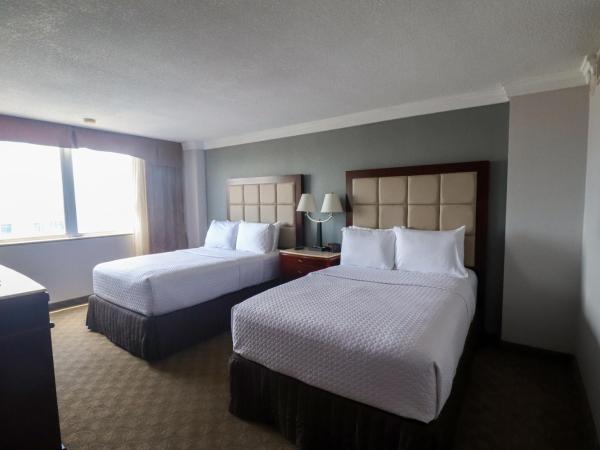 Wyndham Houston near NRG Park - Medical Center : photo 2 de la chambre chambre double pour personnes à mobilité réduite avec 2 lits doubles et baignoire - non-fumeurs
