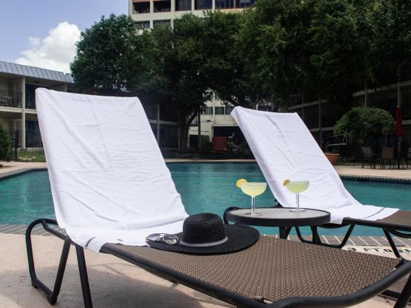 Wyndham Houston near NRG Park - Medical Center : photo 7 de la chambre chambre avec 2 lits doubles - non-fumeurs - vue sur piscine