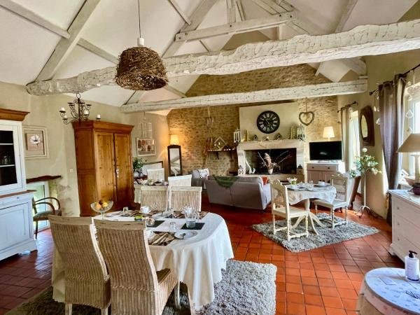 La Naomath - Maison d'hôtes, Hébergement insolite & Gîte : photo 2 de la chambre chambre familiale - vue sur jardin