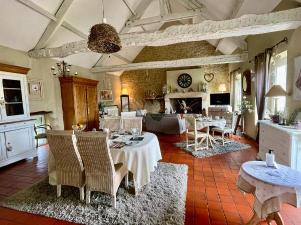 La Naomath - Maison d'hôtes, Hébergement insolite & Gîte : photo 7 de la chambre chambre familiale - vue sur jardin