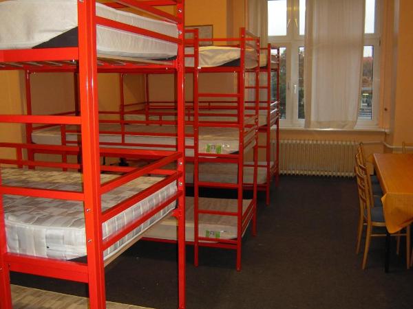 Happy Go Lucky Hotel + Hostel : photo 1 de la chambre lit simple dans dortoir 8 ou 10 lits avec salle de bains commune 