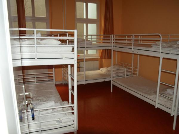 Happy Go Lucky Hotel + Hostel : photo 3 de la chambre six chambres avec salle de bains commune
