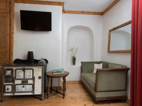 Au Cheval Blanc - appartements et chambres d'hôtes : photo 5 de la chambre suite familiale