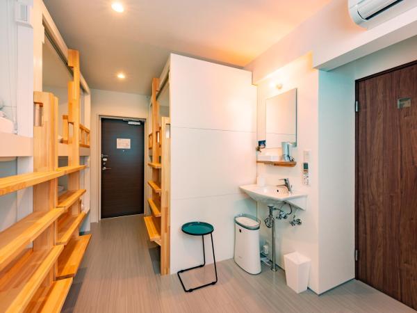 plat hostel keikyu sapporo sky : photo 8 de la chambre chambre familiale avec salle de bains privative