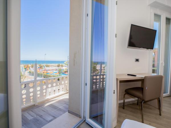 Hotel Baby : photo 3 de la chambre chambre double deluxe avec balcon - vue sur mer