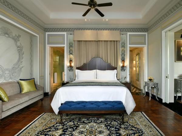 Raffles Udaipur : photo 6 de la chambre raffles manor suite with balcony - complimentary 01 bottle of house wine upon arrival, butler on call, 15% discount on food & soft beverage and spa, 4 pieces laundry once per stay