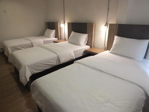 09 Hostel : photo 4 de la chambre chambre triple avec salle de bains privative séparée