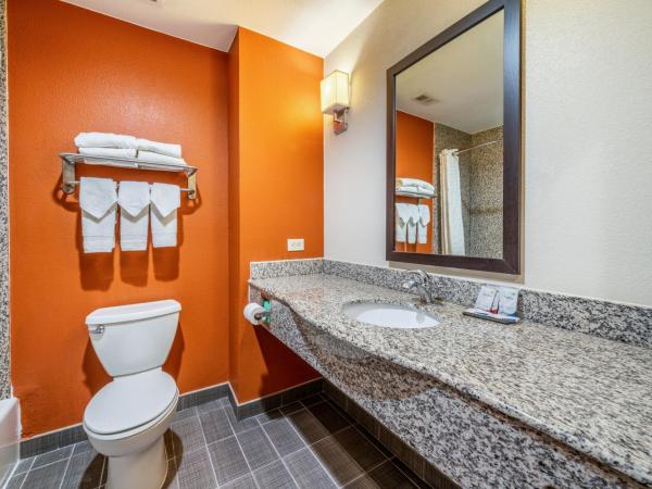 Restwell Inn & Suites I-45 North : photo 2 de la chambre chambre avec 2 grands lits queen-size