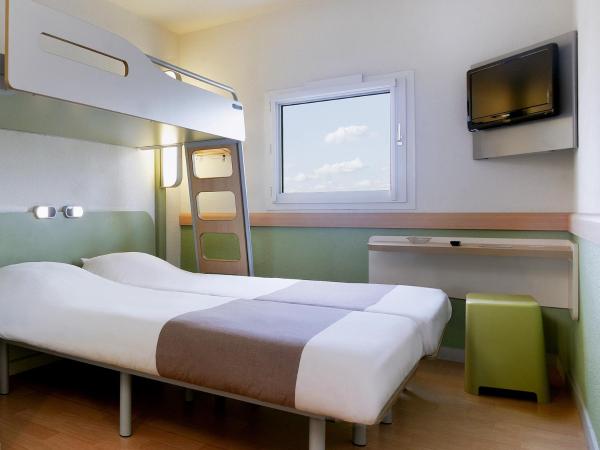 ibis budget Tours Nord : photo 3 de la chambre chambre 2 lits simples + 1 lit superposé