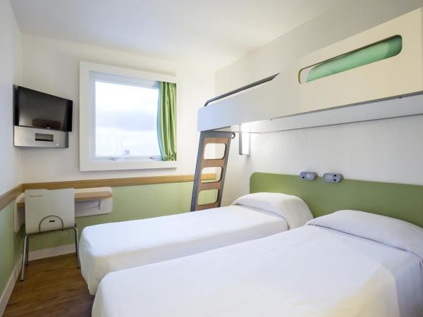 ibis budget Tours Nord : photo 4 de la chambre chambre 2 lits simples + 1 lit superposé