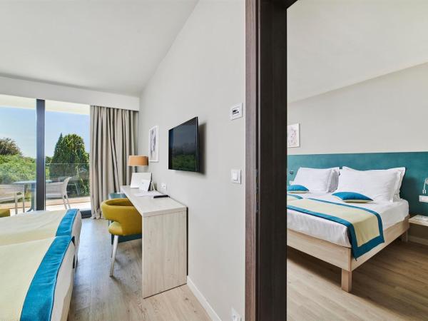 Hotel Sipar Plava Laguna : photo 4 de la chambre chambre familiale supérieure communicante avec balcon