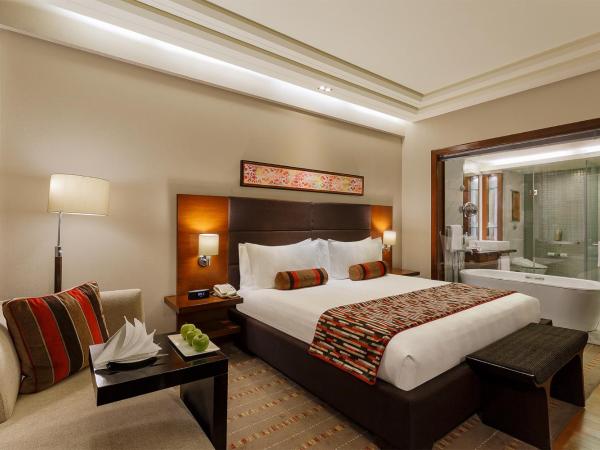 Crowne Plaza Today Gurugram, an IHG Hotel : photo 1 de la chambre chambre lit king-size standard - accès au salon