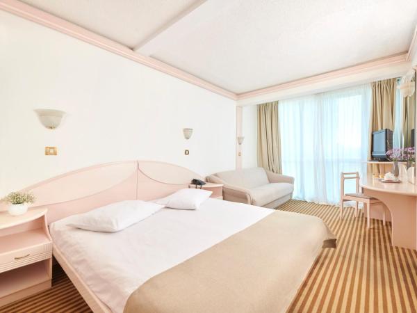 Hotel Zorna Plava Laguna : photo 3 de la chambre chambre familiale classique avec canapé-lit - côté mer