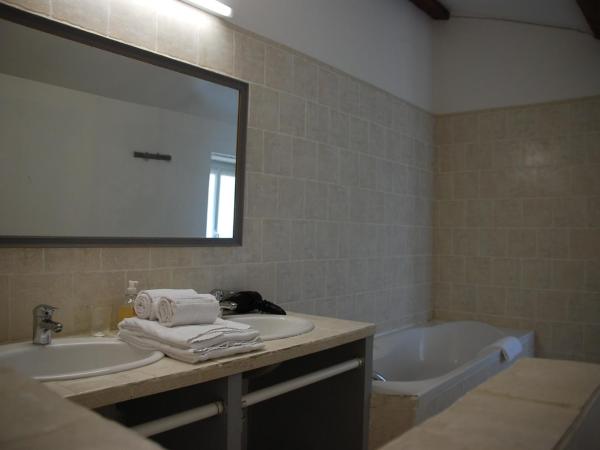 Domaine du Champ Fleuri : photo 9 de la chambre chambre lit queen-size - vue sur jardin