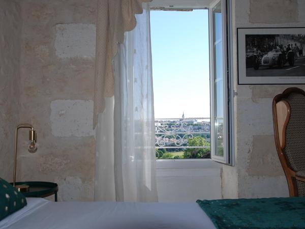 Domaine du Champ Fleuri : photo 9 de la chambre chambre lit queen-size - vue sur piscine