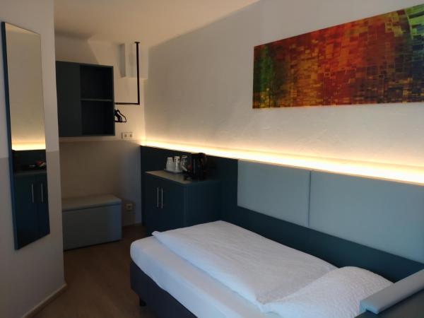 Pension Elisabeth - Rooms & Apartments : photo 4 de la chambre chambre quadruple avec salle de bains privative