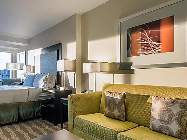 Holiday Inn Express & Suites Colorado Springs Central, an IHG Hotel : photo 1 de la chambre suite lit king-size avec canapé-lit