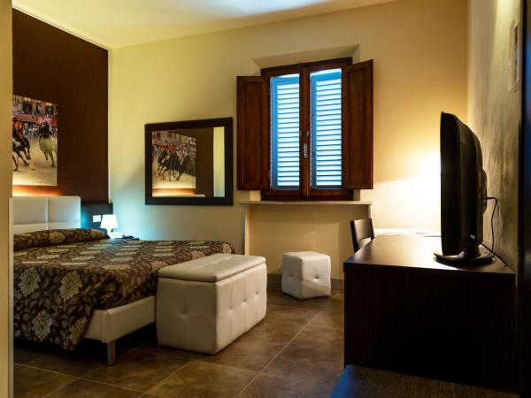 Villa Montarioso : photo 2 de la chambre chambre double ou lits jumeaux supérieure - vue sur jardin