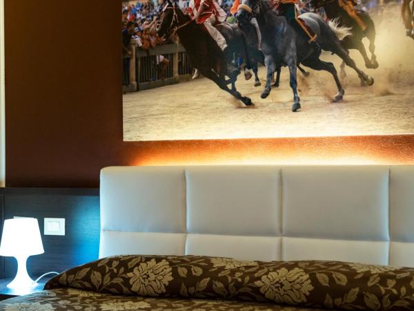 Villa Montarioso : photo 5 de la chambre chambre double ou lits jumeaux supérieure - vue sur jardin