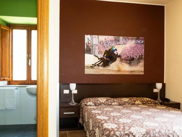 Villa Montarioso : photo 3 de la chambre chambre double ou lits jumeaux supérieure - vue sur jardin