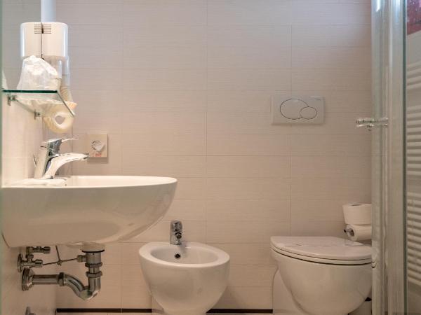 Hotel Nobel : photo 1 de la chambre chambre triple avec balcon