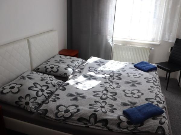 U Betty - Ostrava Centrum : photo 2 de la chambre chambre double ou lits jumeaux avec salle de bains commune