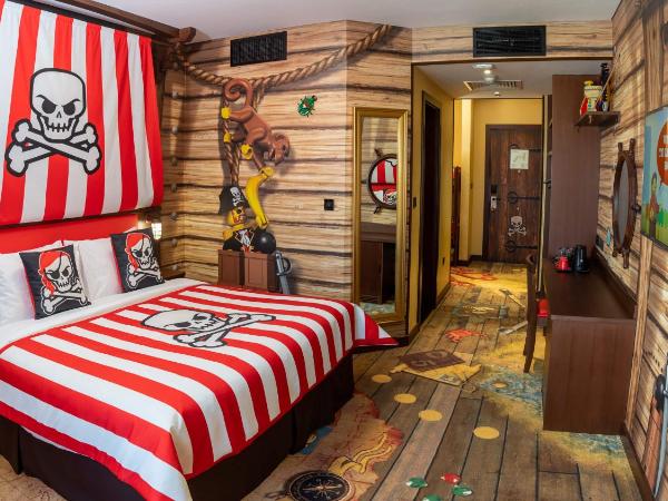 LEGOLAND Hotel Dubai : photo 1 de la chambre chambre entièrement axée sur le thème des pirates avec accès gratuit au parc, petit-déjeuner, ateliers créatifs, chasse au trésor en chambre et activités pour enfants.
