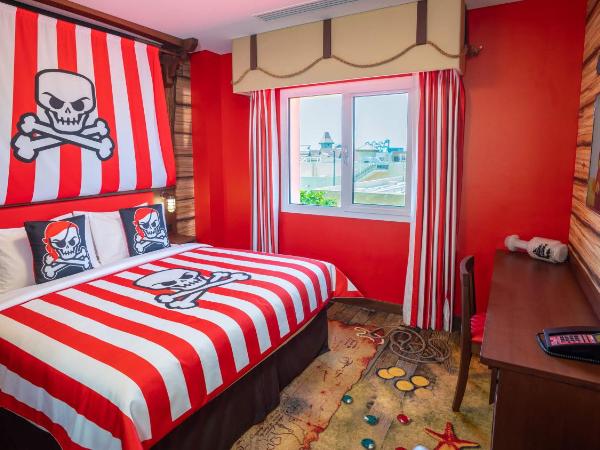 LEGOLAND Hotel Dubai : photo 1 de la chambre suite familiale entièrement axée sur le thème des pirates avec accès gratuit au parc, petit-déjeuner, ateliers créatifs, chasse au trésor en chambre et activités pour enfants.