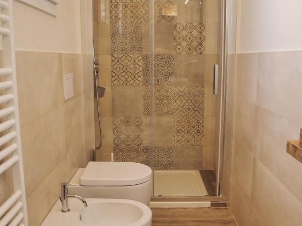 ADELE E IL DUCA Bed and Breakfast : photo 8 de la chambre chambre lit queen-size - vue sur jardin