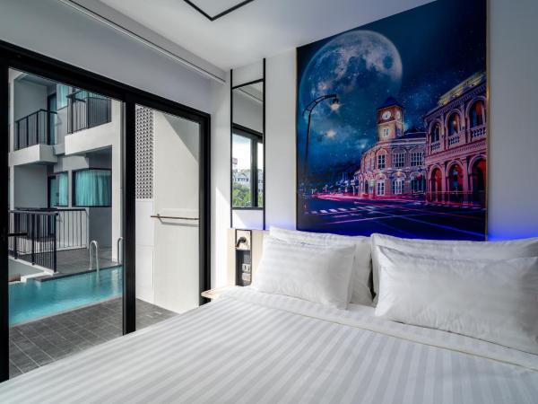 Ratri Hotel Phuket Old Town : photo 4 de la chambre hébergement lit king-size de luxe avec accès à la piscine