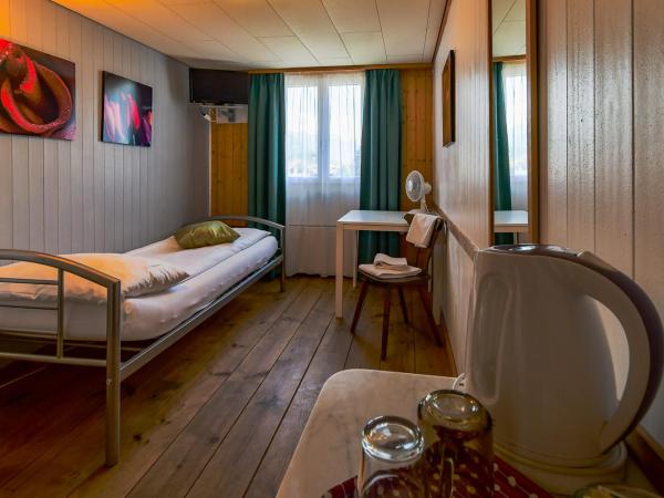 Hotel Tell and Apartments : photo 2 de la chambre chambre simple avec salle de bains privative