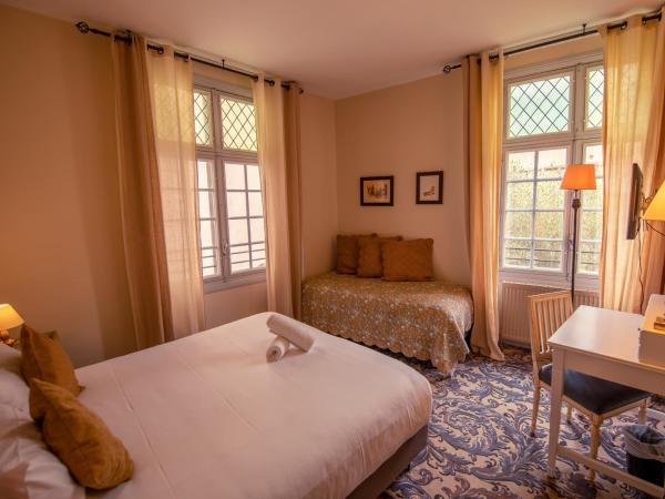 Hôtel Le Donjon - Coeur de La Cité Médiévale : photo 1 de la chambre chambre triple supérieure
