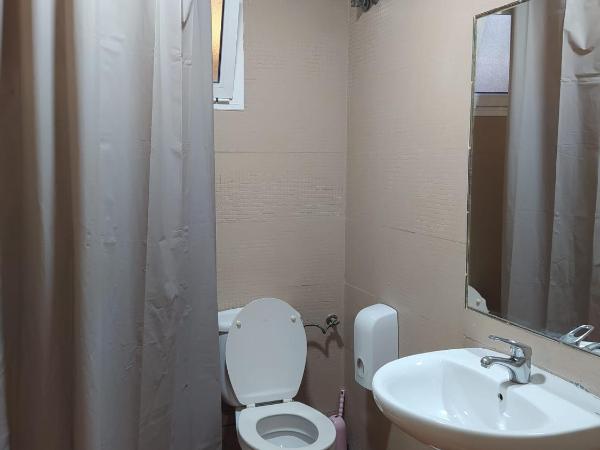 Hostal Avenida Andalucia : photo 9 de la chambre chambre double Économique avec baignoire spa