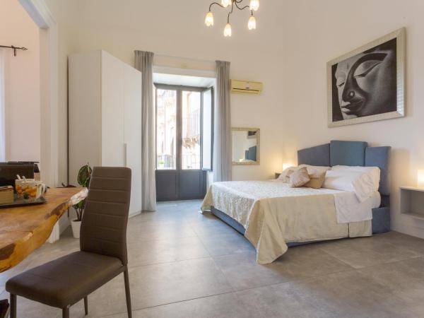 B&B Palazzo Bruca Catania : photo 1 de la chambre suite lit queen-size avec baignoire spa