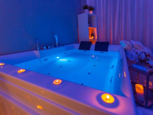 B&B Palazzo Bruca Catania : photo 4 de la chambre suite lit queen-size avec baignoire spa