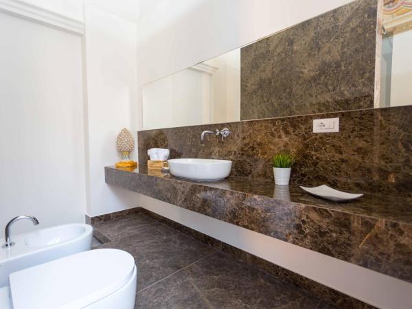 B&B Palazzo Bruca Catania : photo 6 de la chambre suite lit king-size avec baignoire spa