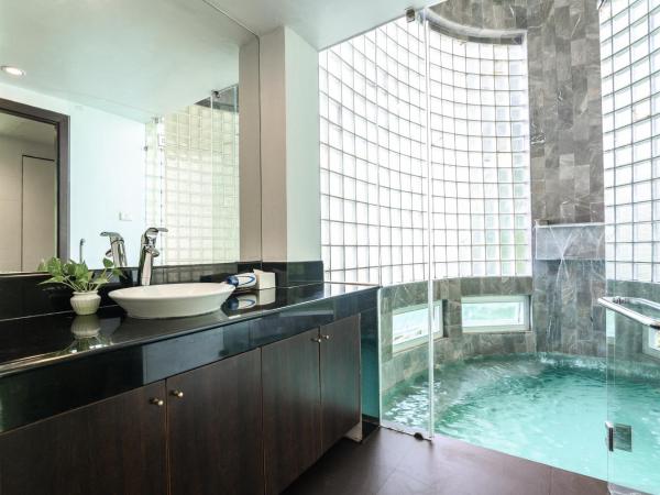 Hilltop Wellness Resort : photo 6 de la chambre chambre lit king-size avec baignoire spa