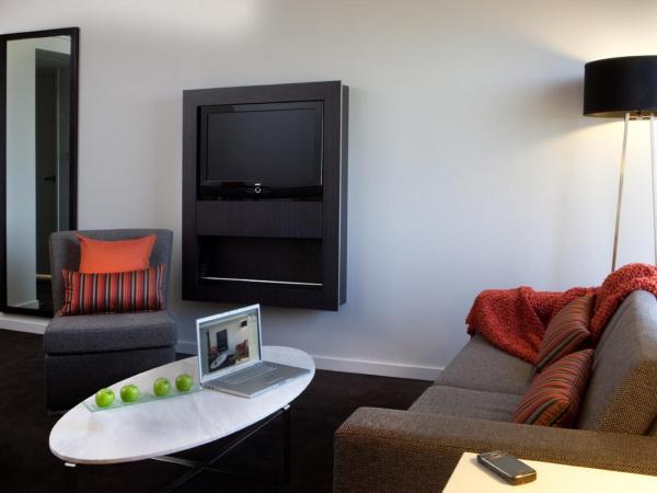 Novotel Sydney International Airport : photo 2 de la chambre chambre familiale avec 1 lit king-size et 2 lits simples