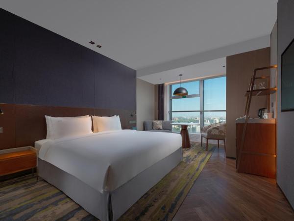 Holiday Inn Beijing Focus Square, an IHG Hotel : photo 1 de la chambre chambre lit king-size standard avec accès au salon