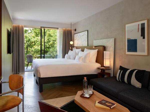L'Esquisse Hotel & Spa Colmar - Mgallery : photo 8 de la chambre chambre lit king-size exécutive avec balcon - vue sur parc