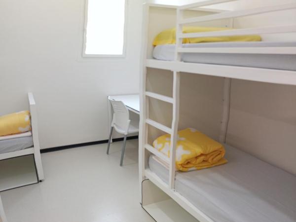 Alberg Barcelona Xanascat : photo 1 de la chambre chambre triple avec salle de bains privative