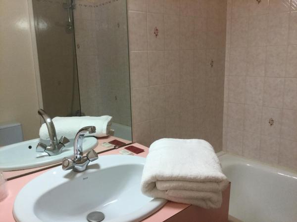 Les Pastels : photo 7 de la chambre chambre lits jumeaux avec salle de bains privative