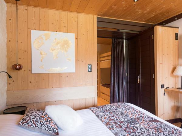 Hôtel La Bergerie : photo 6 de la chambre chambre familiale l (2 adultes + 2 enfants)