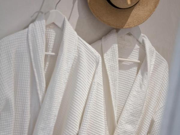 Lodge Sainte Helene Adult only : photo 1 de la chambre chambre double supérieure avec baignoire et vue sur lac