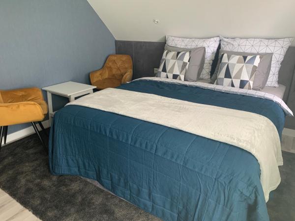 Hollik Apartmanház : photo 7 de la chambre chambre lit queen-size avec balcon