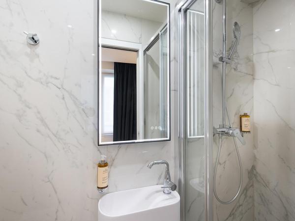HOTEL AU COEUR DES ARTS ET METIERS : photo 1 de la chambre chambre double - vue sur rue