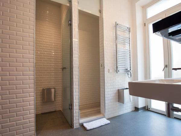 Wabi Hostels : photo 10 de la chambre lit dans dortoir pour femmes de 6 lits avec salle de bains privative