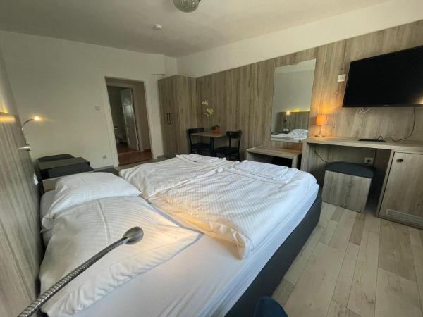 Pension Der Kretaner : photo 8 de la chambre chambre double avec salle de bains privative extérieure