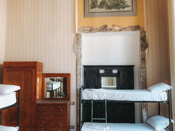 Salerno Experience HOSTEL- Age Limit 18-35 : photo 4 de la chambre lit dans dortoir mixte de 6 lits