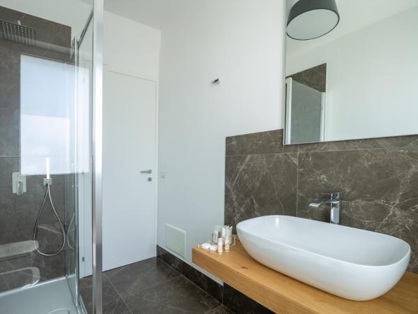 J Rooms : photo 9 de la chambre chambre double avec salle de bains privative